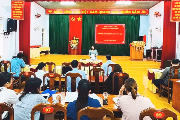Quang cảnh sinh hoạt chi bộ mẫu chi bộ các cơ quan Đảng xã Ia Krêl.