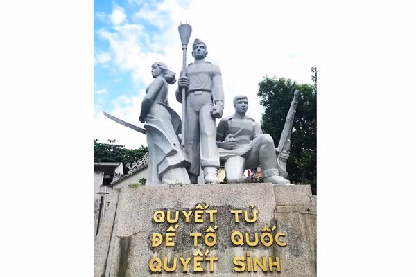 Tượng đài Quyết tử để Tổ quốc quyết sinh bên cạnh đền Bà Kiệu. 