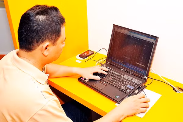 Nhà đầu tư nên đa dạng hóa danh mục, ưu tiên doanh nghiệp có triển vọng tăng trưởng bền vững. Ảnh: NAM ANH