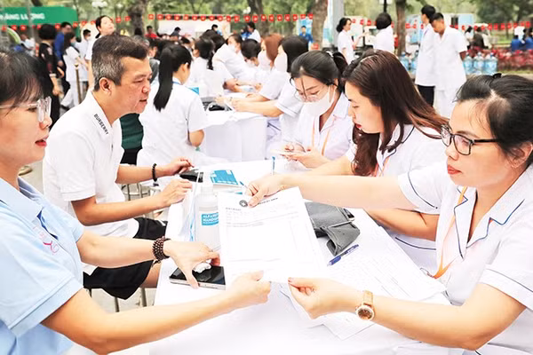 Nhiều người dân vẫn chưa biết mình thuộc diện được hưởng chính sách an sinh nào. Ảnh: ANH QUÂN