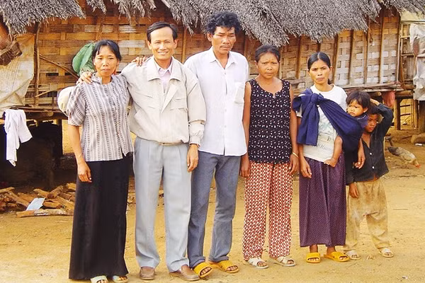 Nhà nghiên cứu Đặng Trọng Hộ (thứ hai từ trái sang) trong một chuyến điền dã tại vùng đồng bào dân tộc Mạ.