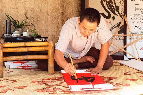 Anh Lê Quang Đảng gắn bó với thư pháp Việt tròn 20 năm.