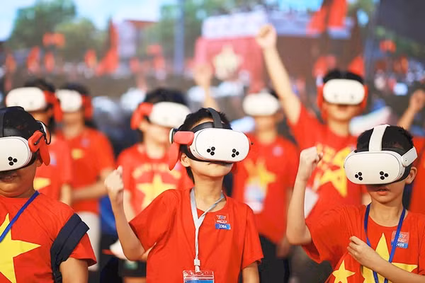 Các em thiếu nhi tham gia chương trình “Trở về thời khắc thiêng liêng” tại Hội trường Thống Nhất. Ảnh: KHÁNH HIỆP