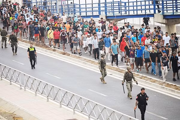 Người di cư tràn vào Ceuta hồi cuối tháng 7. Ảnh: REUTERS