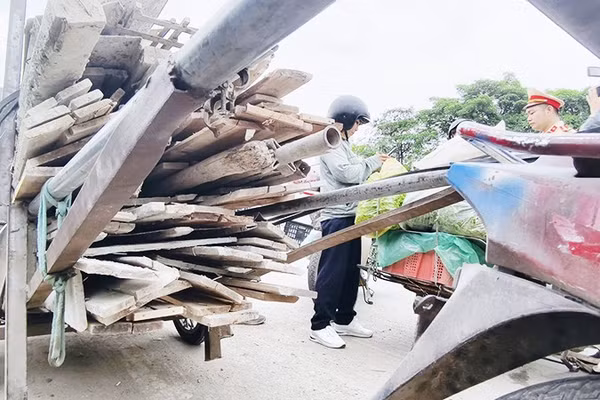 Xe cũ nát được dùng đấu nối, kéo hàng cồng kềnh. Ảnh: HOÀNG LAM