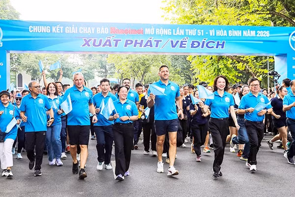 Các đại biểu và vận động viên tham gia chạy.