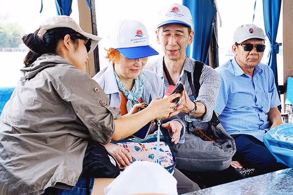 Du khách thích thú với tour du lịch miền tây. Ảnh: NAM HẢI