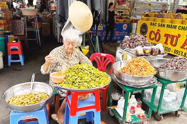 Một góc chợ Châu Đốc (An Giang) nổi tiếng với các món ăn đặc sản miền tây.