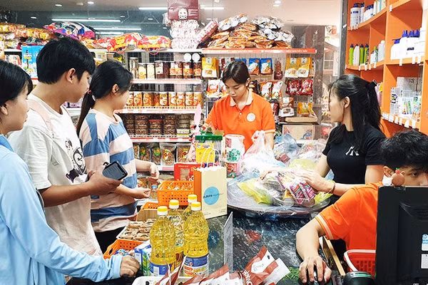 Đối với người dân, giá cả tăng làm giảm sức mua thực tế và buộc nhiều hộ gia đình phải thắt chặt chi tiêu. Ảnh: NGUYỆT ANH