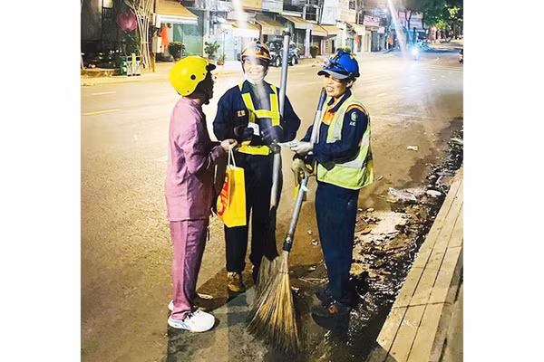 Anh Nam tặng quà người lao động trong chương trình “Tết ấm”.