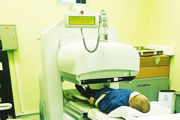 Chụp chẩn đoán hình ảnh tại Bệnh viện K. Ảnh: NAM NGUYỄN
