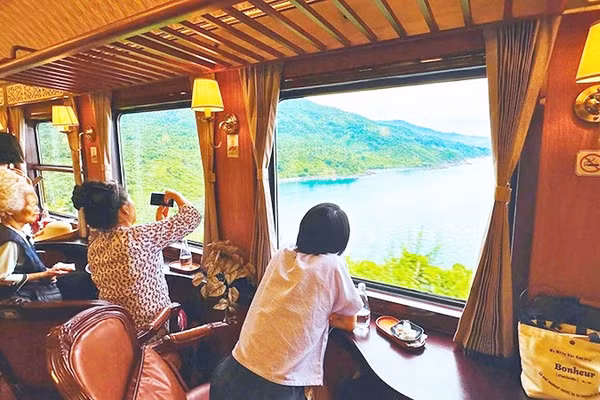 Du khách hào hứng chụp ảnh phong cảnh trên chuyến tàu “Kết nối di sản miền Trung”.