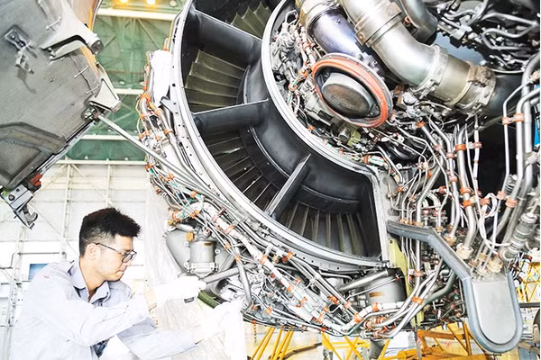 Việt Nam vẫn đang thiếu nhân lực chất lượng cao làm việc trong ngành hàng không. Ảnh: KHIẾU MINH
