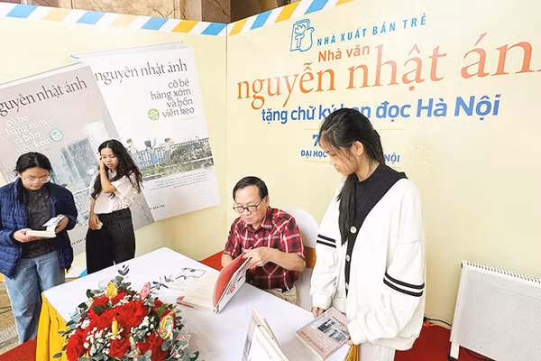 Nhà văn Nguyễn Nhật Ánh trong buổi giao lưu, tặng chữ ký bạn đọc tại Hà Nội.