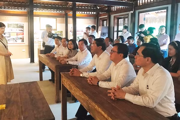 Nhà báo Trần Kim Hoa, nguyên Giám đốc Bảo tàng báo chí Việt Nam giới thiệu về quá trình phối hợp tu bổ, tôn tạo di tích Trường dạy làm báo Huỳnh Thúc Kháng.