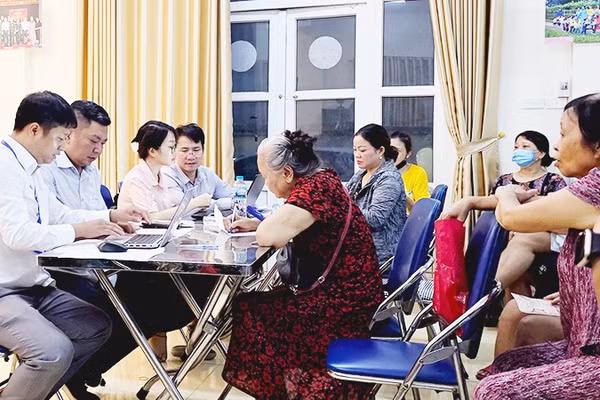 Hướng dẫn người dân kê khai dữ liệu đất. Ảnh: NAM NGUYỄN