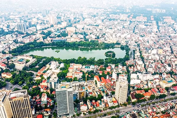 Hồ Gươm nhìn từ phía sông Hồng. Ảnh: KHIẾU MINH