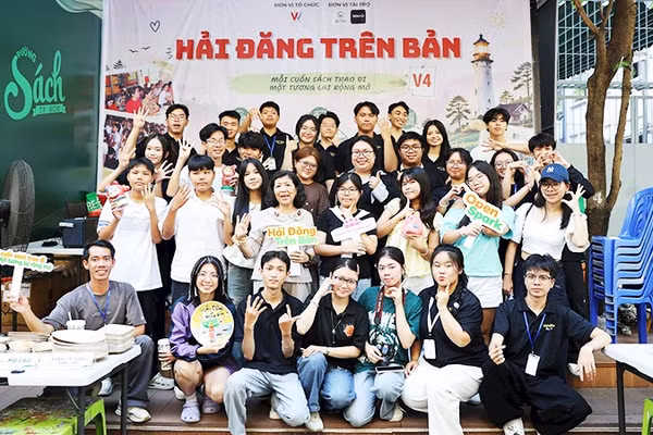 Các bạn trẻ học thêm nhiều kỹ năng khi tham gia dự án “Hải đăng trên bản”. Ảnh: NGÂN NGUYỄN