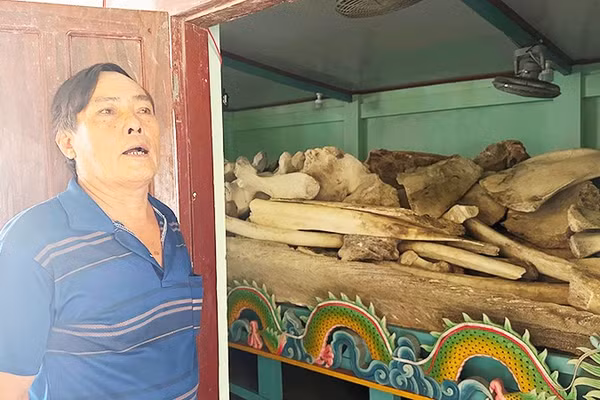 Ông Nguyễn Phước bên nhà lưu trữ xương cá voi ở Vạn An Thạnh.