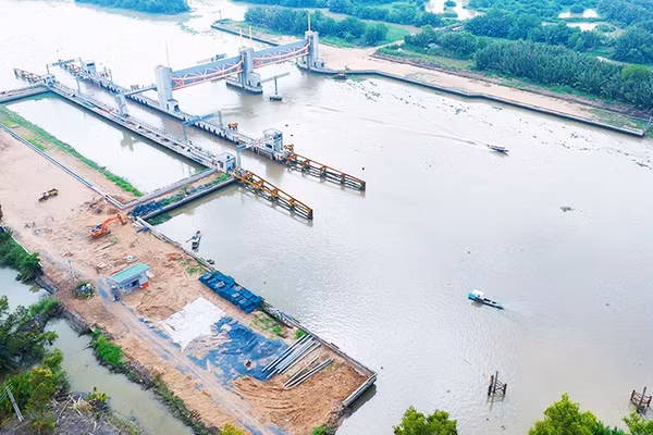 Hoàn thiện cống Cây Khô, một trong sáu công trình thuộc dự án ngăn triều, chống ngập 10 nghìn tỷ đồng của Thành phố Hồ Chí Minh.