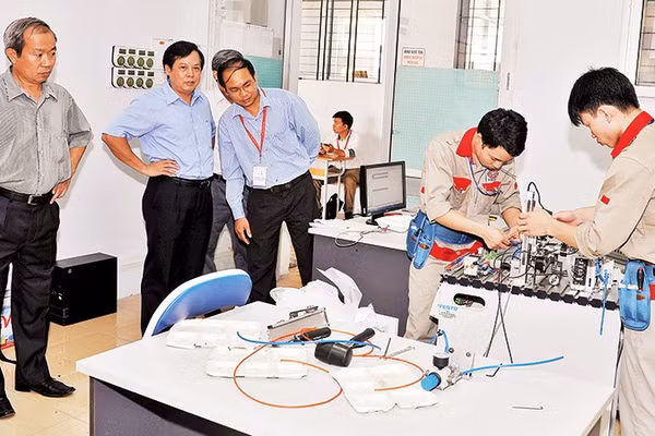 Nhiều doanh nghiệp đang phối hợp với các trường và tổ chức nghiên cứu trong đào tạo nhân lực. Ảnh: NGUYỆT ANH