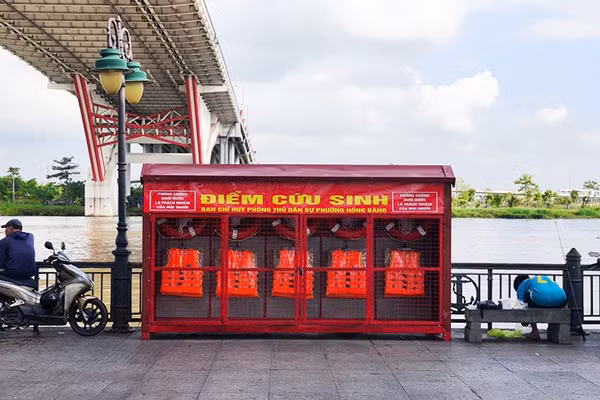 Tủ cứu sinh khẩn cấp xuất hiện trên các cây cầu tại TP Hải Phòng.