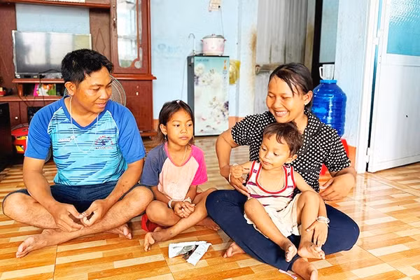 Vợ chồng Điểu Phúc - Thị Chen trong căn nhà tại Điểm dân cư liền kề ấp Suối Thôn.
