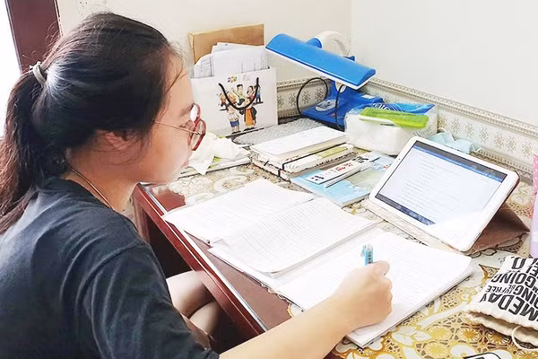 Các thiết bị công nghệ là người bạn đồng hành hằng ngày của nhiều học sinh. Ảnh: NAM NGUYỄN