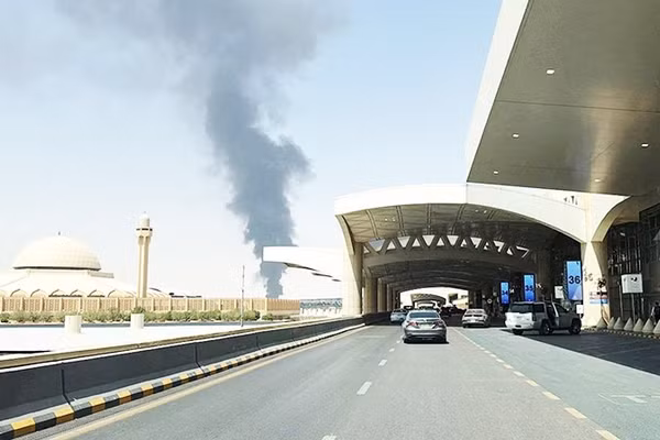 Cột khói đen sau vụ tấn công sân bay King Khalid. Ảnh: CNN