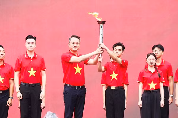 Chủ tịch T.Ư Hội LHTN Việt Nam Nguyễn Kim Quy trao ngọn đuốc "Tôi yêu Tổ quốc tôi" cho đại diện thanh niên cả nước. Ảnh: TUẤN MINH