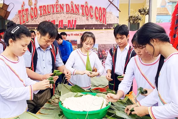 Học sinh Trường Phổ thông DTNT THPT tỉnh Quảng Ngãi gói bánh truyền thống trong ngày Tết cổ truyền.