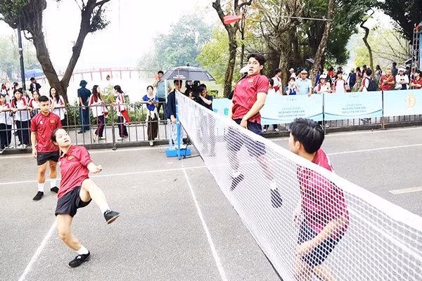 Các vận động viên cùng tham gia thi đấu, giao lưu với người dân sau Lễ phát động phong trào toàn dân tập luyện thể thao.