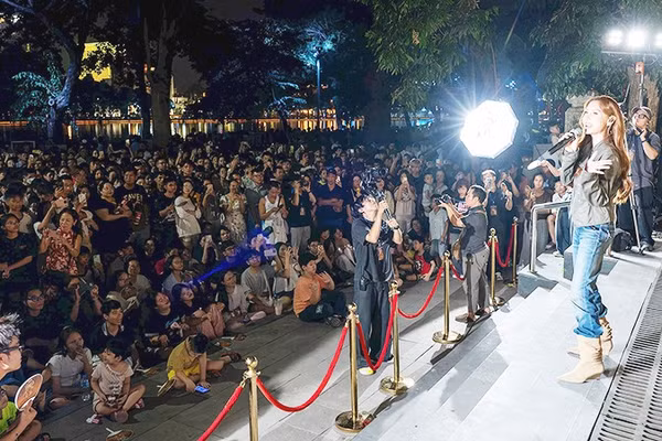 Ca sĩ Lynk Lee giao lưu cùng khán giả trong liveshow. Ảnh: MỸ HÀ