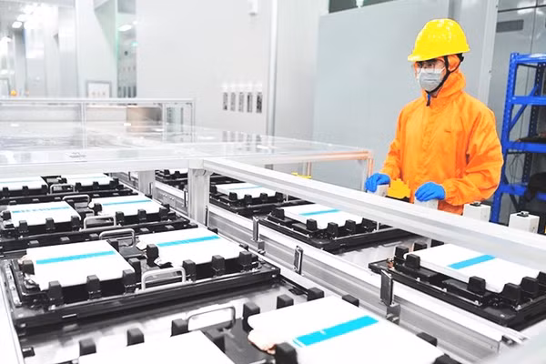 Công nhân Trung Quốc vận hành một dây chuyền sản xuất pin lithium. Ảnh: XINHUA 
