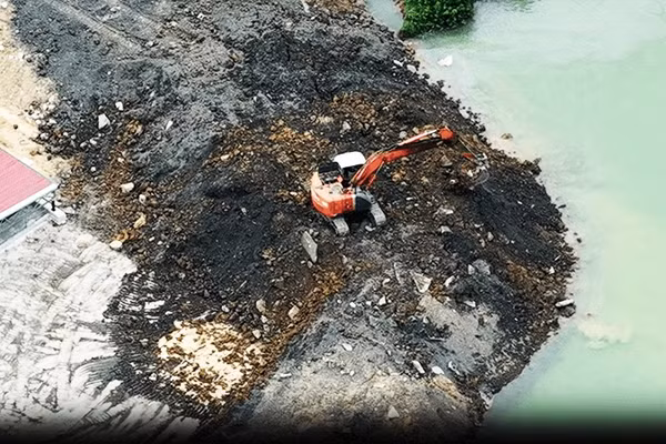 Rác từ nhà máy công nghệ cao được xả thẳng xuống hồ.