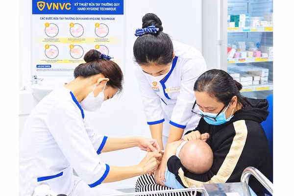 Người dân đưa trẻ đến tiêm vaccine não mô cầu tại VNVC. Ảnh: VNVC CUNG CẤP