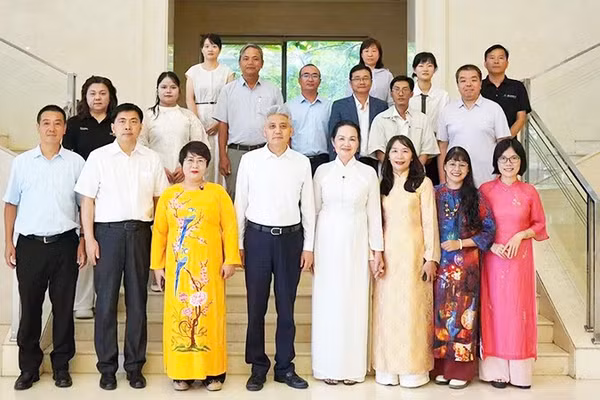 Đoàn nhà văn Việt Nam làm việc với Hội Nhà văn Trung Quốc.