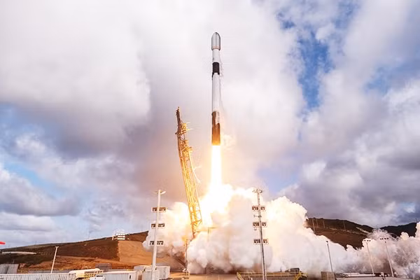 SpaceX phóng tên lửa Falcon 9 mang theo vệ tinh của Google lên vũ trụ. Ảnh: REUTERS