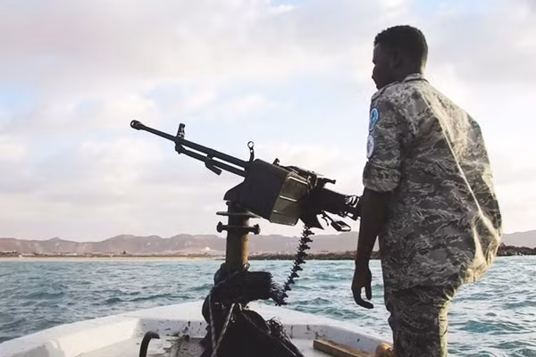 Một chiến binh Houthi chốt chặn tại Biển Đỏ. Ảnh: HORSEEDMEDIA