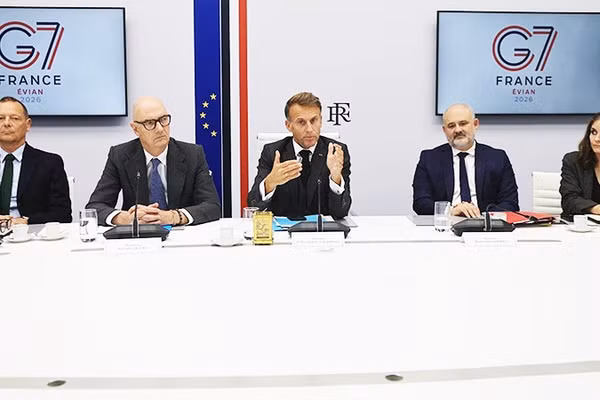 Tổng thống Pháp E.Macron (giữa) chủ trì cuộc họp trực tuyến của G7. Ảnh: GETTY IMAGES