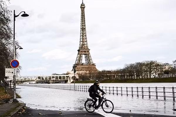 Paris muốn trở thành thành phố thân thiện với người đi xe đạp. Ảnh: XINHUA