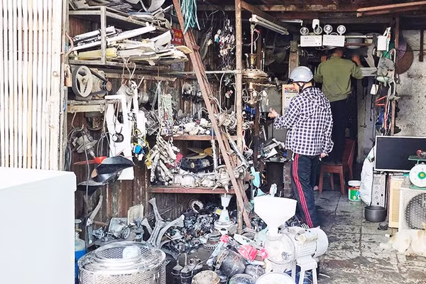 Rác thải điện tử tại một điểm thu mua đồ đồng nát. Ảnh: NAM NGUYỄN