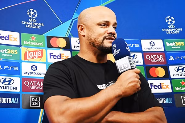 HLV Vincent Kompany vừa phải nhập viện cấp cứu sau khi ngất xỉu trên sân tập của Bayern.