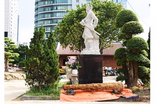 Khẩu súng thần công có niên đại gần hai thế kỷ ngay trong vùng lõi Di tích quốc gia đặc biệt Thành Điện Hải, phát lộ ngày 21/10.