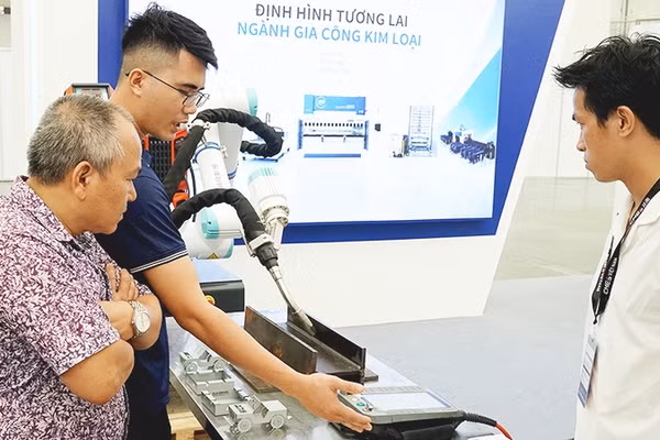 Các doanh nghiệp tìm hiểu công nghệ mới để nâng cao năng lực nhà cung ứng và gia tăng giá trị nội địa. Ảnh: NGUYỄN NAM