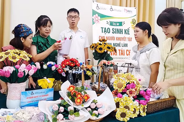 Các bạn trẻ nỗ lực học nghề, biến vải vụn thành hoa. Ảnh: DIÊN KHÁNH