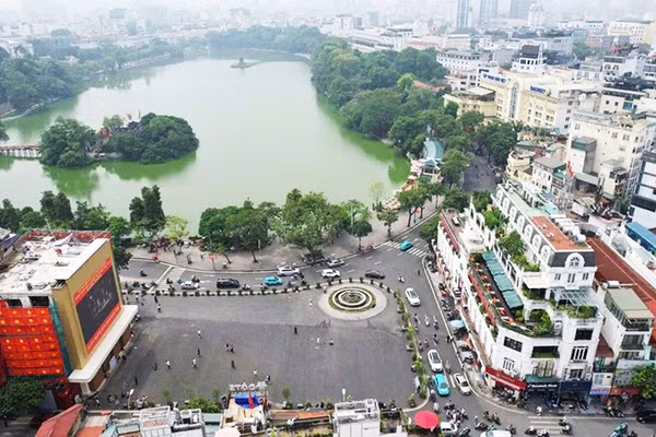 Quảng trường Đông Kinh Nghĩa Thục là hạt nhân của không gian đi bộ khu vực Hồ Gươm. Ảnh: HOÀNG PHONG