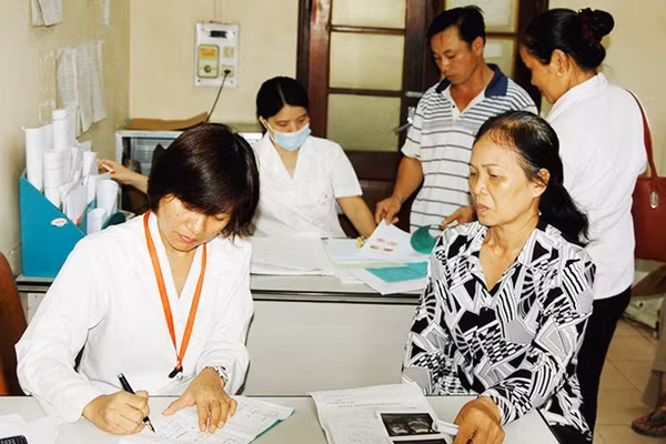 Việc kéo dài thời hạn giấy chuyển viện sẽ bảo đảm người bệnh BHYT được điều trị liên tục. Ảnh: NAM HẢI