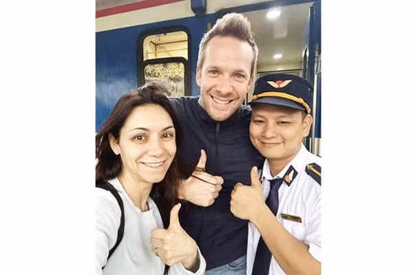 Anh Lê Quang Đức và hai vị khách từ Ninh Bình đi Huế.