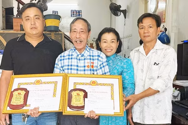 Đồng chí Nguyễn Thận đón nhận Huy hiệu 35 năm tuổi Đảng và Huy hiệu 40 năm tuổi Đảng ngày 2/9/2026.